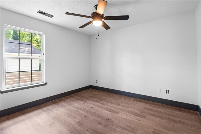 Building Photo - 1609 Roanoke Ave