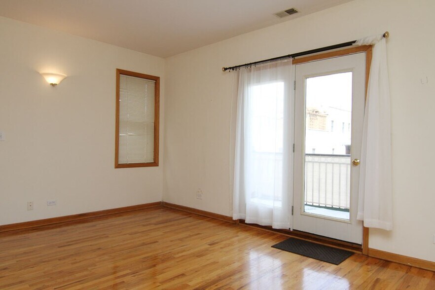 Building Photo - 844 W Buckingham Pl