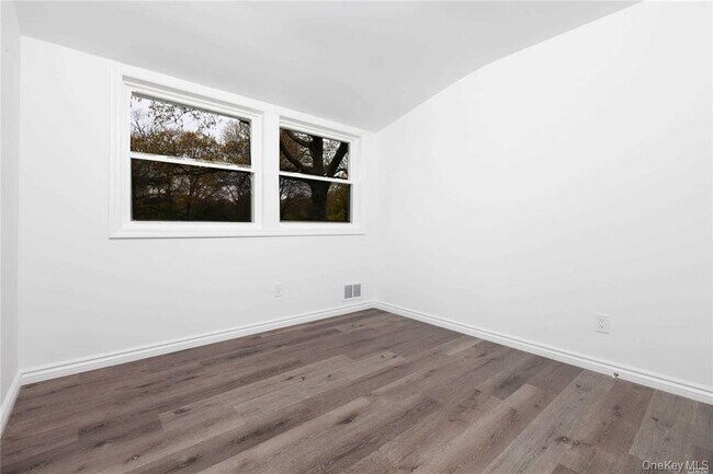Building Photo - 4 Bunny Ln