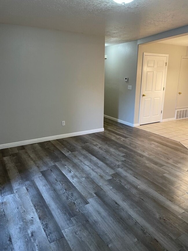 Building Photo - Willow Springs Condo