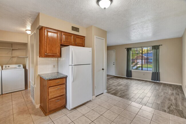 Building Photo - 1706 Longview St