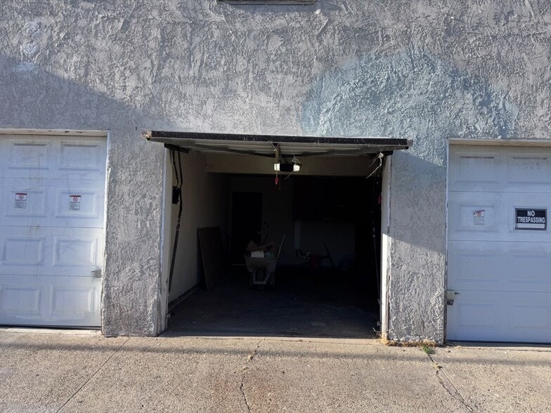Building Photo - 2504 W 85th St