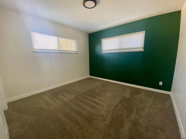 Building Photo - 2 Bedroom Single Family Home in Denver
