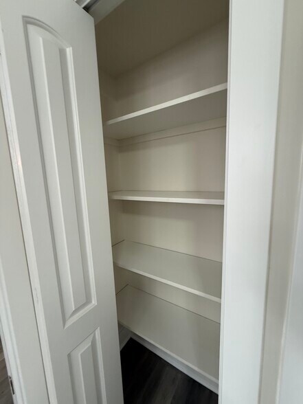 Building Photo - 3838 N Greenview Ave