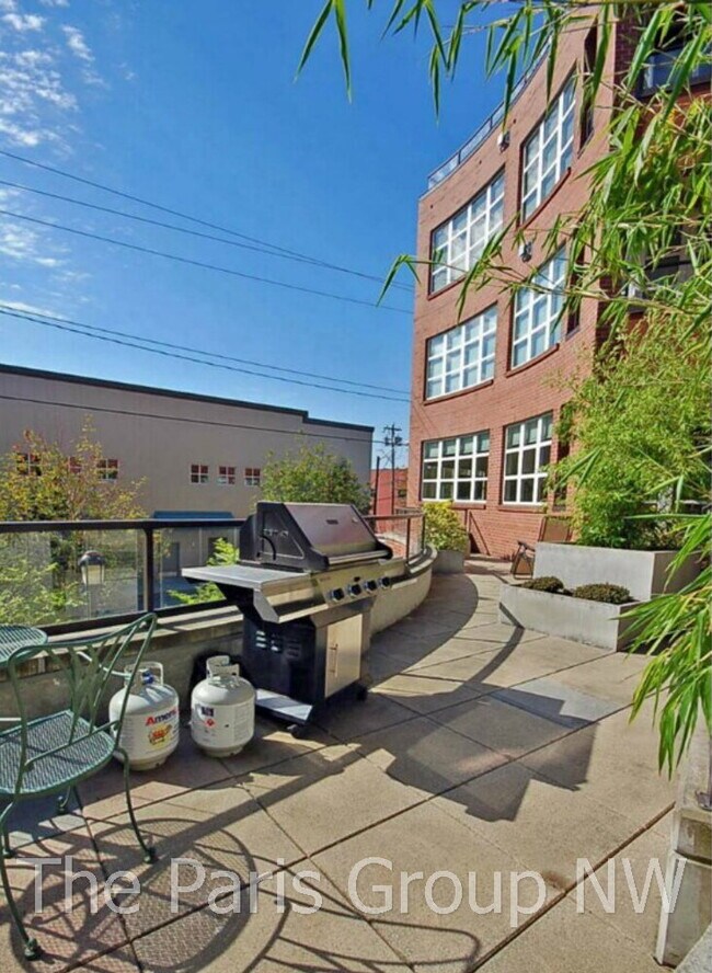 Building Photo - Gorgeous Green Lake Condo * 1 Block to Park Entrance, Onsite Retail, Garage Pkg, EZ Commute!