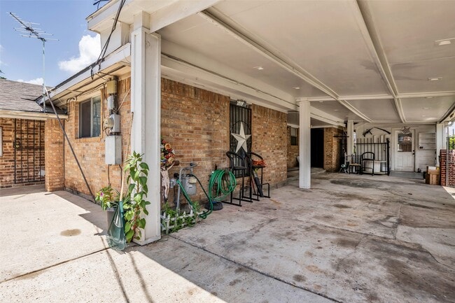 Building Photo - 809 Brooks St
