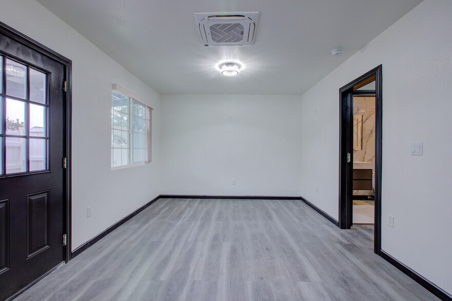 Building Photo - 9855 Douglas Ave