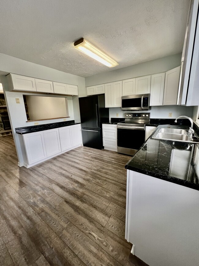 Building Photo - 403 Cedarstone Rd