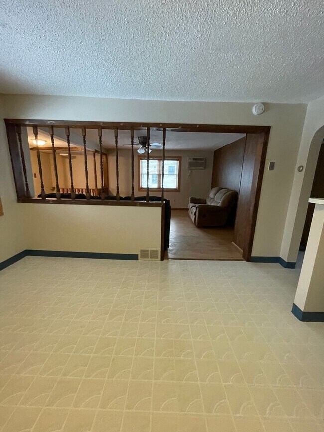 Building Photo - 2 Bedroom House