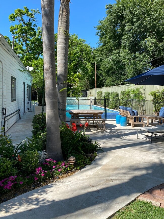 Building Photo - 2220 Colquitt St