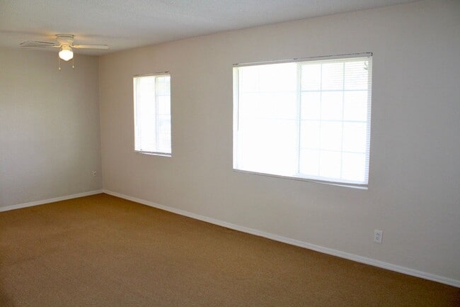 Building Photo - Cute 3Bedroom 1Bath Home Located Off Stockdale Hwy Centrally Located. Large Gated Yard. Gardner I...