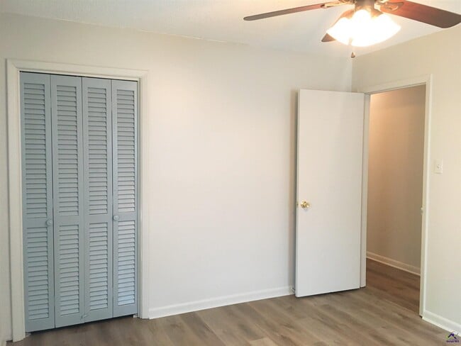 Building Photo - 208 Ivelyn Dr