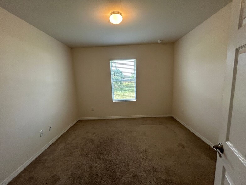 Building Photo - 4/2 Newer construction Available June 22nd