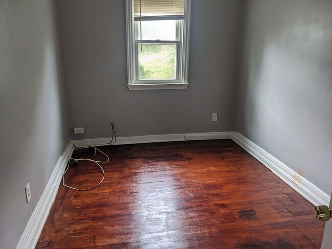 Building Photo - 2 BEDROOM TOWNHOUSE WATER INCLUDED VOUCHERS ACCEPTED