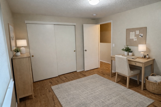 Building Photo - Private, Sunny Townhome | Carpet Free | Parking & Laundry Included