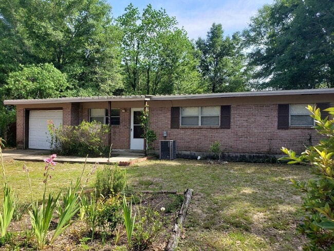 Building Photo - 3 bed 1 bath house with garage