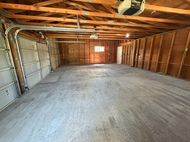 Building Photo - 3-bedroom 2-bathroom Single Family Home