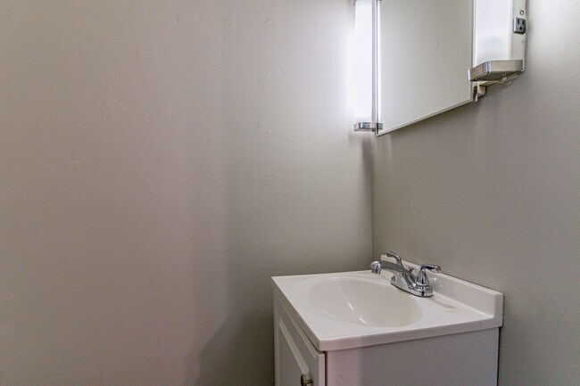 Building Photo - 210 S Victor St