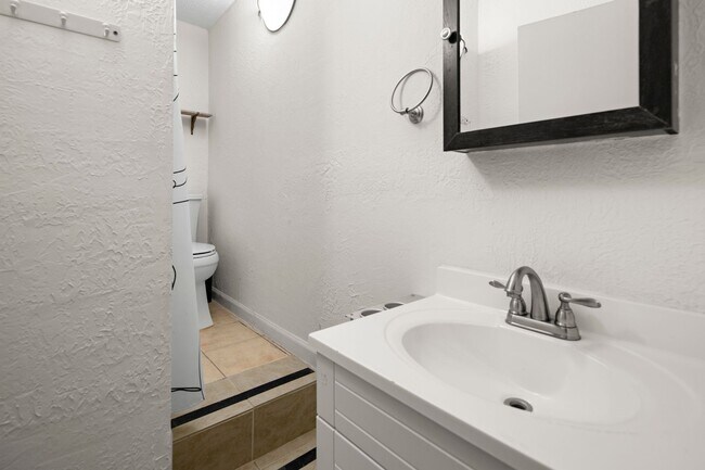 Building Photo - Spacious Ranch Home