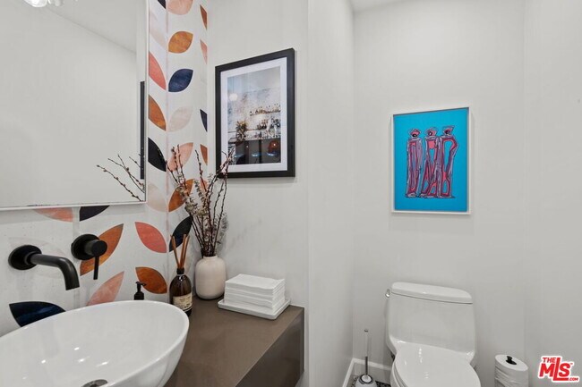 Building Photo - 11038 Blix St