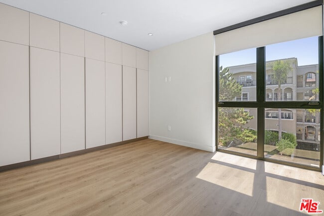Building Photo - 426 Arnaz Dr