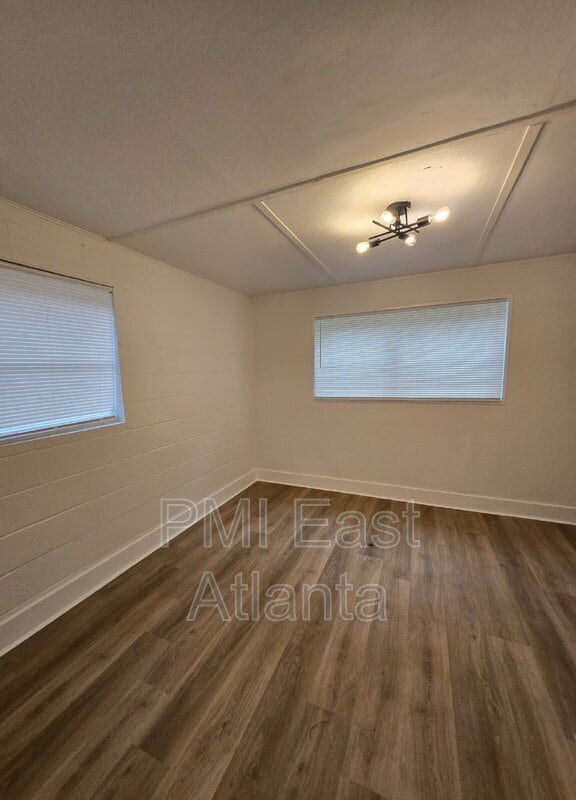 Building Photo - 2275 Country Club Ln SW