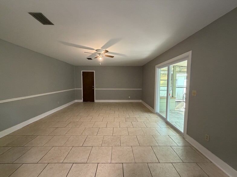 Building Photo - 703 NE 6th Pl