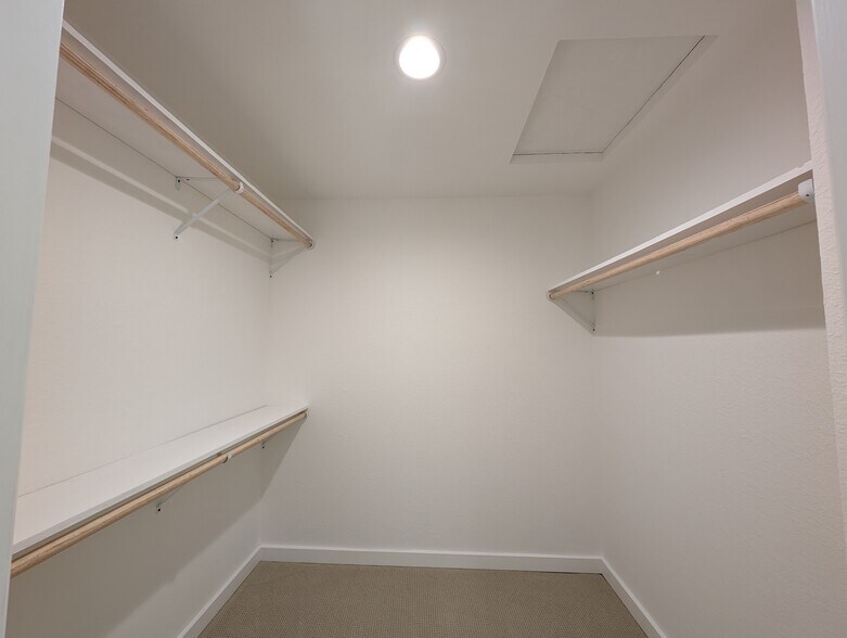 Building Photo - 4977 Hoen Ave