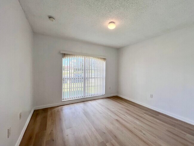 Building Photo - Beautifully Updated 3 bedroom 2 bath home ...