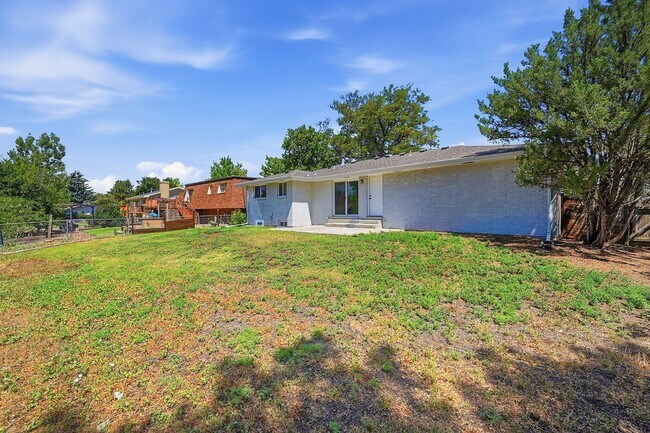 Building Photo - 4-bedroom, 4 bath home with 2 car garage