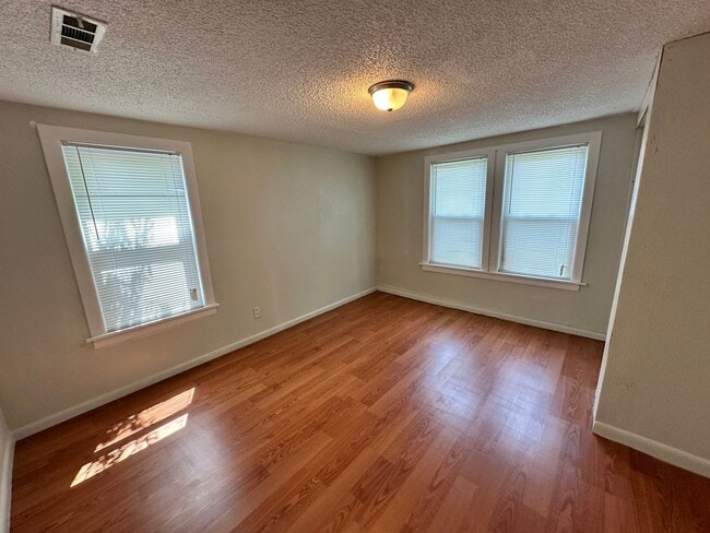Building Photo - Newly Remodeled 4 Bed, 1 Bath Upstairs Unit in SW OKC! - Move in Deposit-Free! (If Qualified)