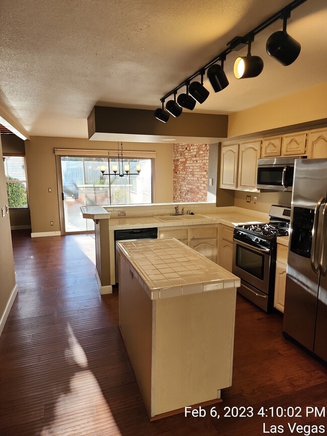 Building Photo - 2657 Seashore Dr