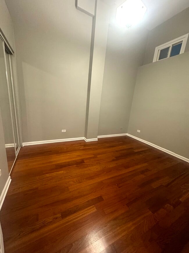 Building Photo - 521 N Racine Ave