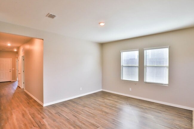 Building Photo - Spacious 4 bed 3 bath