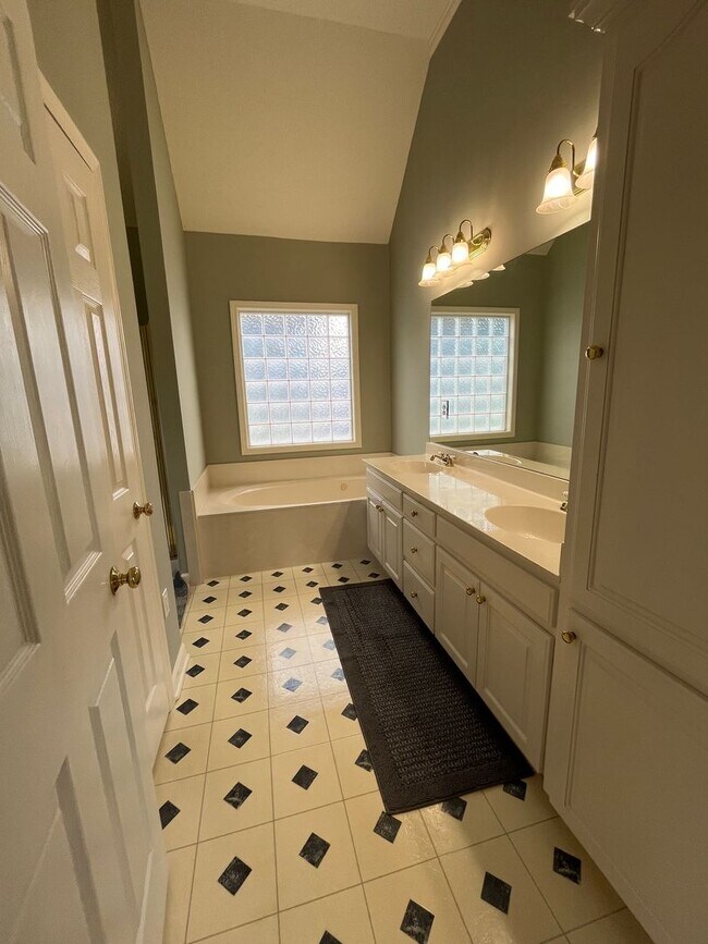 Building Photo - 3BR Home in Heartwood Place with large fen...