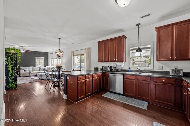 Building Photo - 300 Onyx Ct