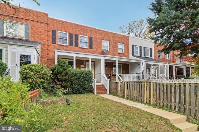 Building Photo - 250 Lynhaven Dr