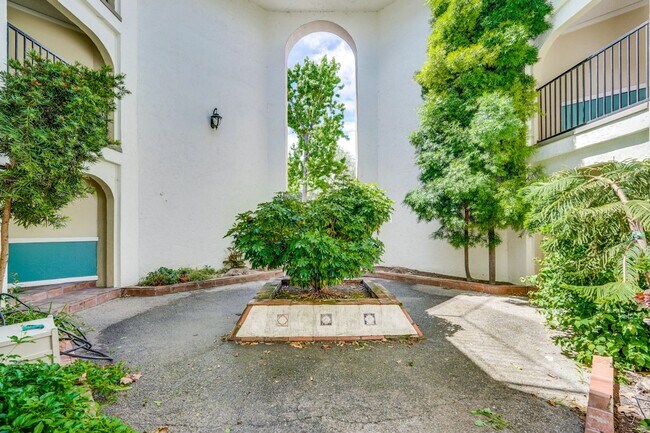Building Photo - Top Floor Unit - Balcony - Elevator Access - Community Pool & Tennis Court
