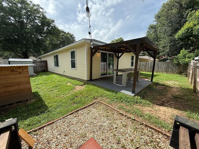 Building Photo - Pensacola - Springdale Forest - 3 bedroom, 2 bathroom