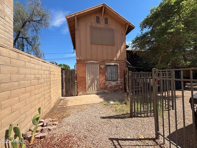 Building Photo - 633 N 6th Ave