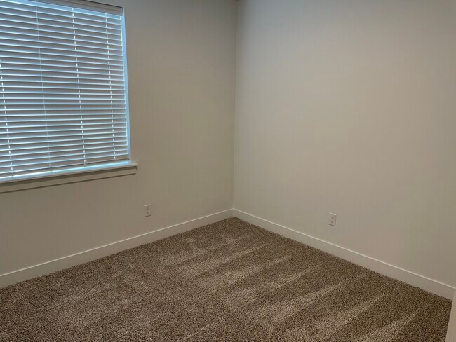 Building Photo - 1385 N 3830 W