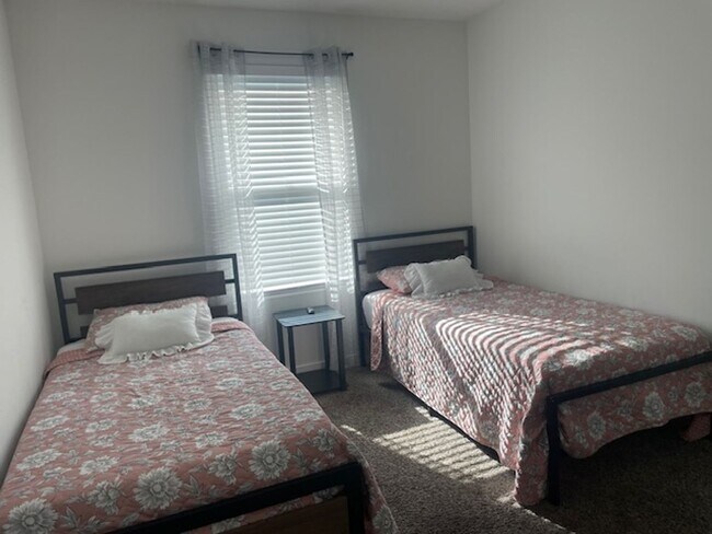 Building Photo - Large spacious 4 bedroom home located in cul de sac