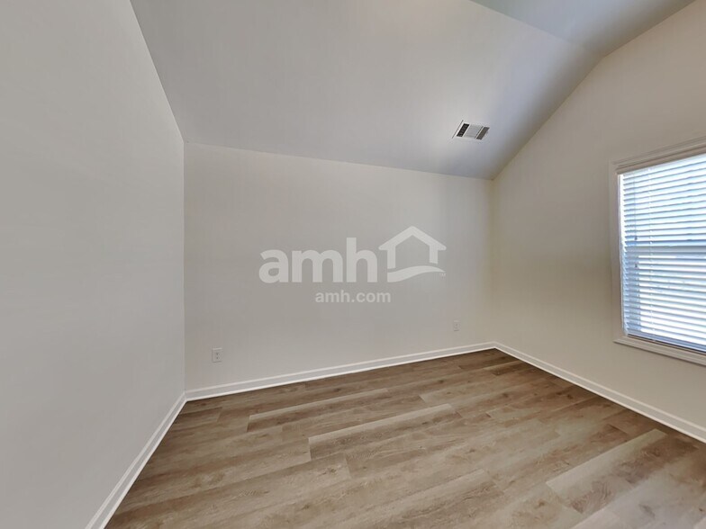 Building Photo - 1078 Hartwell Rd