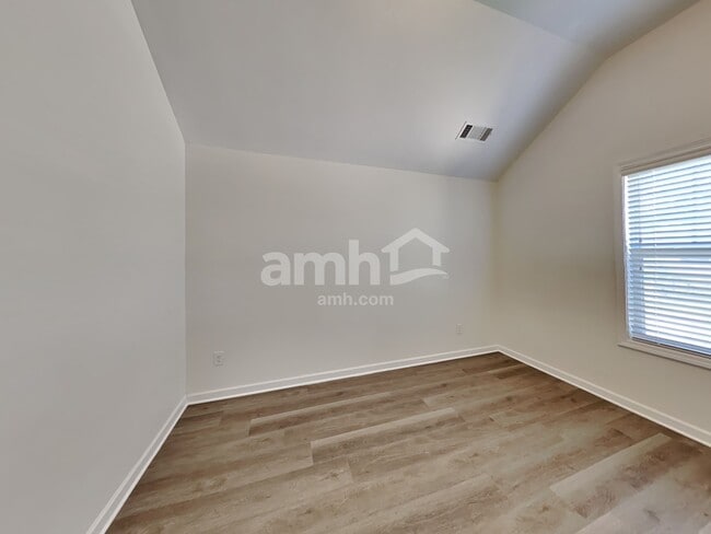 Building Photo - 1078 Hartwell Rd
