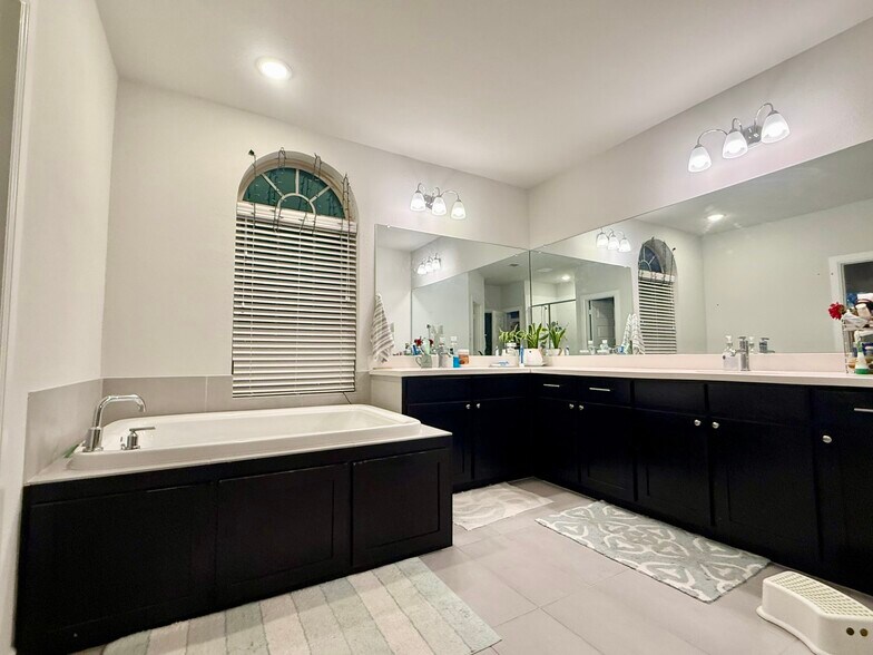 Building Photo - 1803 Desert Willow Way