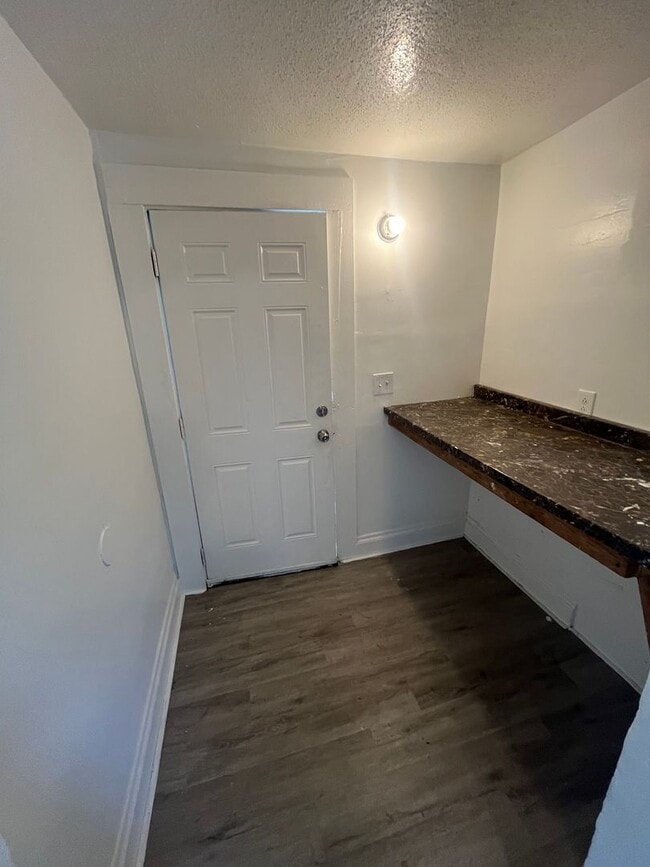 Building Photo - Charming 3-bedroom home, Section 8 Accepted