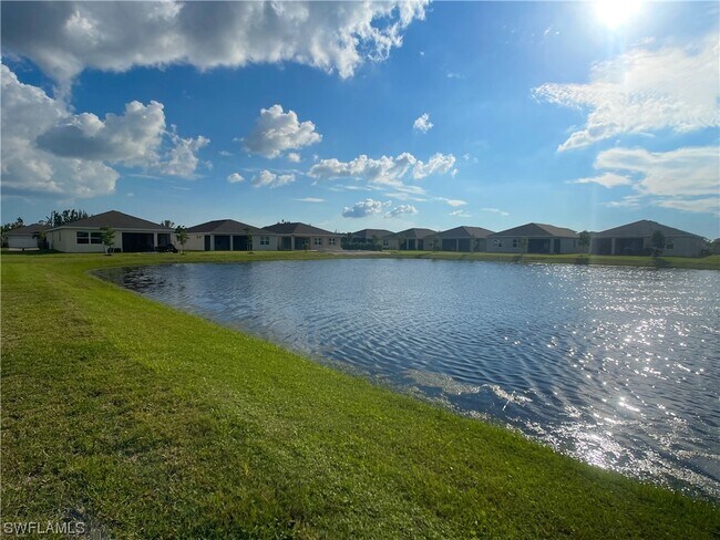 Building Photo - 715 Heather Lk Ave