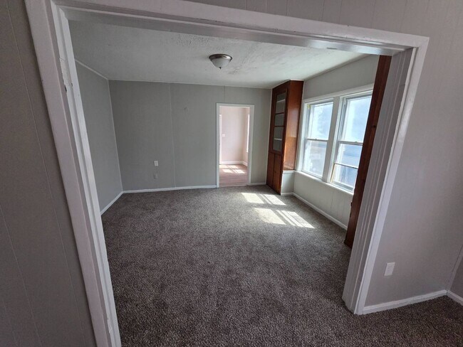 Building Photo - 3081 E 67th St