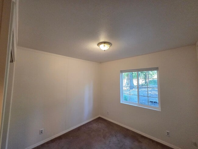 Building Photo - 2 Bed 1 Bath on Diamond Lake Secondary Lot