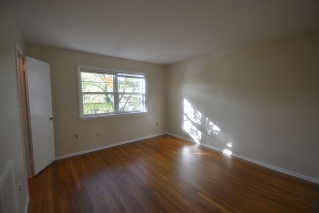 Building Photo - Recently Updated 3 Bedroom 1 Bath in Newark with a Partially Finished Basement